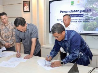 Sekretaris Daerah Kota Batam, Firmansyah, dan Direktur PT Prima Propertindo Utama, Albert Crenna Dessely, menandatangani naskah hibah di Kantor Wali Kota Batam, Kamis (11/6/2026). 