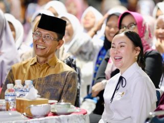 Wali Kota Batam, Amsakar Achmad, bersama Wakil Wali Kota Batam, Li Claudia Chandra. 