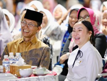 Wali Kota Batam, Amsakar Achmad, bersama Wakil Wali Kota Batam, Li Claudia Chandra. 