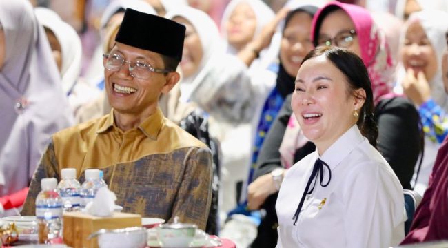 Wali Kota Batam, Amsakar Achmad, bersama Wakil Wali Kota Batam, Li Claudia Chandra. 