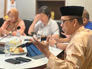 Kepala Bapenda Batam, Raja Azmansyah, memimpin rapat persiapan Apresiasi Wajib Pajak Taat Pajak Tahun 2026 di Ruang Rapat Bapenda Kota Batam, Jumat (12/6/2026). 