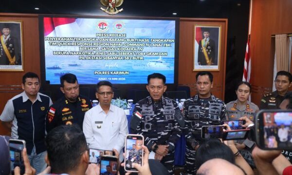 Komandan Komando Daerah Angkatan Laut (Dankodaeral) IV, Laksamana Muda TNI Berkat Widjanarko, S.E., M.Tr.Opsla  memimpin konferensi pers di Markas Lanal Tanjung Balai Karimun, Kepulauan Riau bersama Bupati Karimun, Kakanwil DJBC Khusus Kepulauan Riau, Kapolres Karimun, Kepala Kejaksaan Negeri Karimun, Kepala BNN Karimun, Kepala Kantor Pengawasan dan Pelayanan Bea & Cukai Karimun, Danlanal TBK Jumat (12/6/2026). 