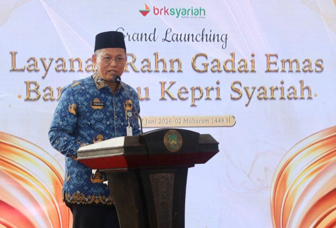 
					Sekda Kota Batam, Firmansyah, menyampaikan sambutan saat menghadiri Grand Launching Layanan Gadai Emas Rahn di Kantor BRK Syariah Cabang Sei Panas, Batam, Rabu (17/6/2026). 