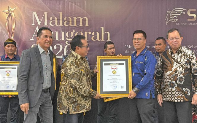 
					Bupati Kepulauan Anambas,Aneng Terima Penghargaan Dari SMSI Pusat. (Foto: Prokompimda Kepulauan Anambas)
