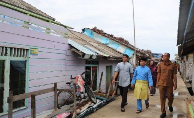 
					Bupati Lingga, Muhammad Nizar bersama Wakil Bupati Lingga, H. Novrizal saat melihat langsung rumah warga terdampak angin puting beliung di Desa Tanjung Kelit, Kecamatan Bakung Serumpun, Kabupaten Lingga, Senin (15/6/2026)