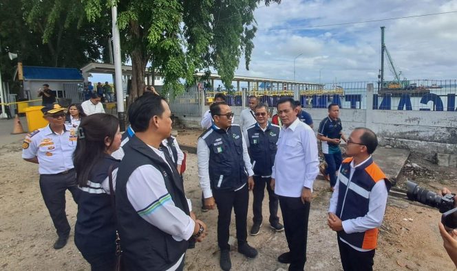 
					Gubernur Kepri Ansar Ahmad meninjau proses pemasangan tiang pancang pembangunan Dermaga 2 Pelabuhan ASDP Tanjunguban.