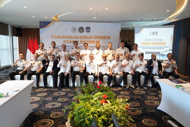 
					Kakanwil Kepulauan Riau Dirjen Imigrasi Guntur Sahat Hamonangan menerima kunjungan komisi XIII DPR XIII RI