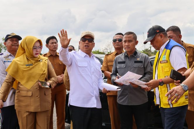
					Wakil Gubernur Kepri Nyanyang Haris Pratamura bersama Kepala BNPT RI Eddy Hartono meninjau lokasi bakal pembangunan Sekolah Rakyat Provinsi Kepri di kawasan Dompak, Tanjungpinang, Selasa (23/6/2026). 