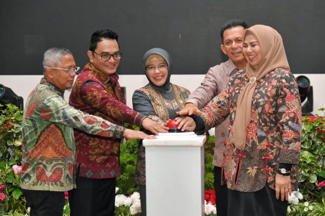 
					Gubernur Kepri Ansar Ahmad, Kepala BPS RI Amalia Adininggar, Kepala BPS Kepri Toto Haryanto Silitonga, Ketua TP PKK Kepri Dewi Kumalasari, serta Ketua Sensus Ekonomi Nasional Windiarso Konco Adi menekan sirine tanda dimulainya SE2026 di Kepri.