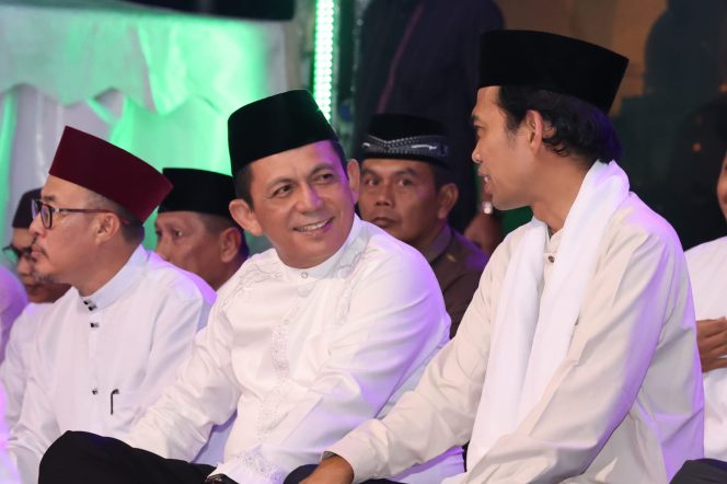 
					Gubernur Kepri Ansar Ahmad bersama Ustaz Abdul Somad di kegiatan Tanjungpinang Bermunajat digelar di Lapangan Pamedan Tanjungpinang, Kamis (25/6/2026). 