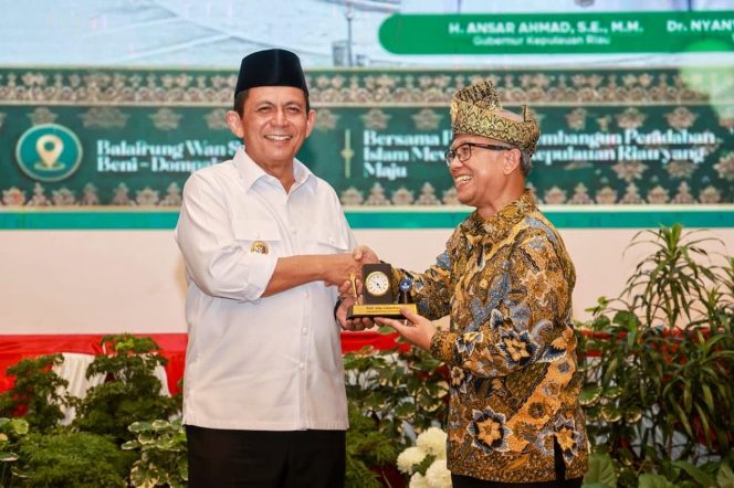 
					Wamendikdasmen Atip Latipulhayat menyerahkan cenderamata kepada Gubernur Ansar di sela pelantikan PW PERSIS Provinsi Kepulauan Riau periode 2026–2031 di Aula Wan Seri Beni, Dompak, Jumat (26/6/2026). Wamen Atip mengapresiasi upaya Pemprov Kepri membangun setor pendidikan. 