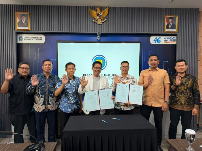 
					Bupati Kepulauan Anambas, Aneng didampingi Sekretaris Daerah Kabupaten Kepulauan Anambas, Sahtiar, S.H.,M.M hadiri kegiatan penandatanganan kesepakatan bersama antara Pemerintah Daerah Kabupaten Kepulauan Anambas dengan Universitas Budi Luhur