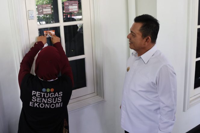 
					Gubernur Kepri, Ansar Ahmad menyaksikan petugas pendataan Sensus Ekonomi 2026 menempelkan stiker di kediamannya di Jalan Peralatan, Tanjungpinang, Senin (15/6/2026). Gubernur Ansar menjadi responden perdana sensus yang akan dilaksanakan hingga 31 Agustus 2026 mendatang. 