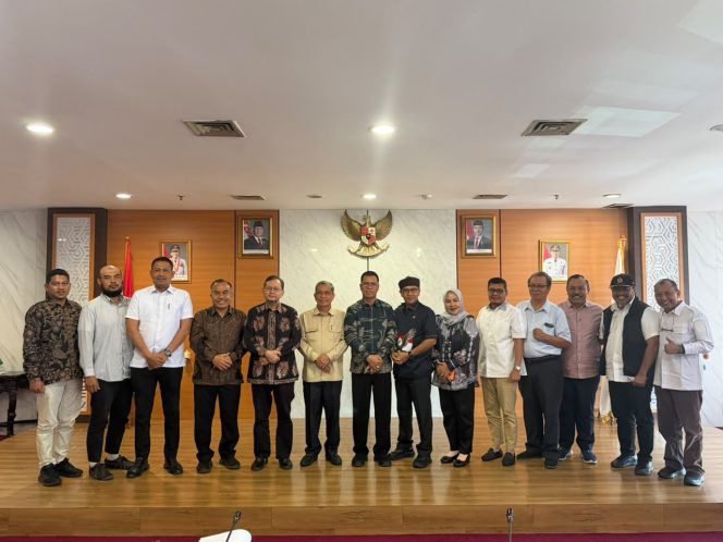 
					Bupati Kepulauan Anambas, Aneng menghadiri kegiatan Sinkronisasi Rancangan Peraturan Daerah (Ranperda) tentang Rencana Tata Ruang Wilayah (RTRW) Provinsi Kepulauan Riau dengan Pemerintah Kabupaten Kepulauan Anambas. 