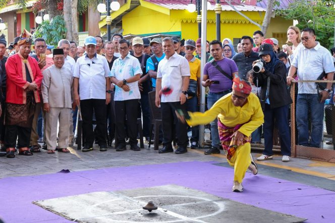 
					Gubernur Ansar bersama Wagub Nyanyang, Wakil Wali Kota Tanjungpinang Raja Ariza dan Ketua LAM Kepri menyaksikan permainan gasing di event Penyengat Heritage 2026. 