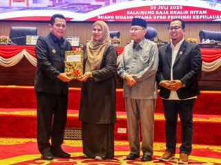 Gubernur Kepri Ansar Ahmad menyerahkan dokumen Perda Pertanggungjawaban APBD Provinsi Kepulauan Riau TA 2025 kepada Wakil Ketua I DPRD Kepri Dewi Kumalasari yang didampingi Wakil Ketua II Tengku Afrizal dan Wakil Ketua III Bakhtiar. 