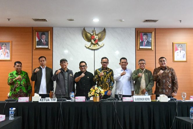 
					Gubernur Kepri, Ansar Ahmad menerima kunjungan spesifik Komisi II DPR RI di Graha Kepri, Kota Batam, Selasa (8/7/2026). Turut hadir dalam pertemuan ini Wamendagri Bima Arya Sugiarto serta Wamen Agraria dan Tata Ruang/Wakil Kepala BPN Ossy Dermawan. 