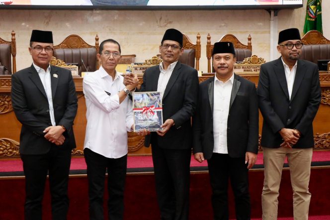 
					Wali Kota Batam, Amsakar Achmad, menyerahkan rancangan KUA-PPAS kepada pimpinan DPRD Batam saat sidang paripurna di Kantor DPRD Batam, Rabu (8/7/2026). 
