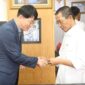 Wali Kota Batam, Amsakar Achmad, menyalami President Jeonju Vision College, Woo Byung-hun, saat pertemuan di Kantor Wali Kota Batam, Senin (27/7/2026