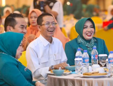 Wali Kota Batam, Amsakar Achmad, bersama Ketua TP-PKK Batam, Erlita Amsakar, menghadiri peringatan HKH PKK ke-54 di Hotel Planet Holiday, Jodoh, Kecamatan Batuampar, Rabu (29/7/2026). 