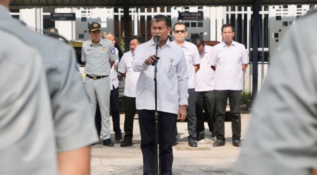 Sekda Batam, Firmansyah, memimpin apel kesiapan pelaksanaan razia gabungan kendaraan bermotor dalam rangka optimalisasi penerimaan PKB dan Opsen BBNKB Tahun 2026 di Kantor Dinas Perhubungan Kota Batam, Rabu (29/7/2026). 