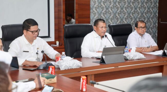 Sekda Batam, Firmansyah, membuka Rapat Koordinasi Evaluasi Keamanan Informasi dan Jaringan Komunikasi Sandi di lingkungan Pemko Batam Tahun 2026 di Kantor Wali Kota Batam, Batam Centre, Rabu (29/7/2026). 