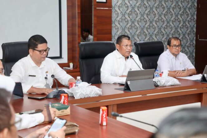 
					Sekda Batam, Firmansyah, membuka Rapat Koordinasi Evaluasi Keamanan Informasi dan Jaringan Komunikasi Sandi di lingkungan Pemko Batam Tahun 2026 di Kantor Wali Kota Batam, Batam Centre, Rabu (29/7/2026). 