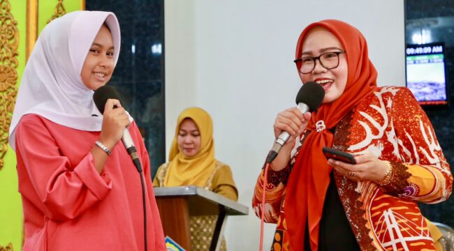 Ketua TP-PKK Batam, Erlita Amsakar, berbincang dengan salah seorang siswi peserta kegiatan Pembinaan Budi Pekerti bagi pelajar di Kecamatan Belakangpadang, Kamis (30/7/2026).
