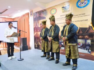 Wali Kota Batam, Amsakar Achmad, melantik Panglima Sambang Kota Batam yang diselenggarakan Pasukan Adat dan Marwah Gagak Hitam di Hotel Vanilla, Batam, Jumat (31/7/2026). Dokumentasi Diskominfo Batam