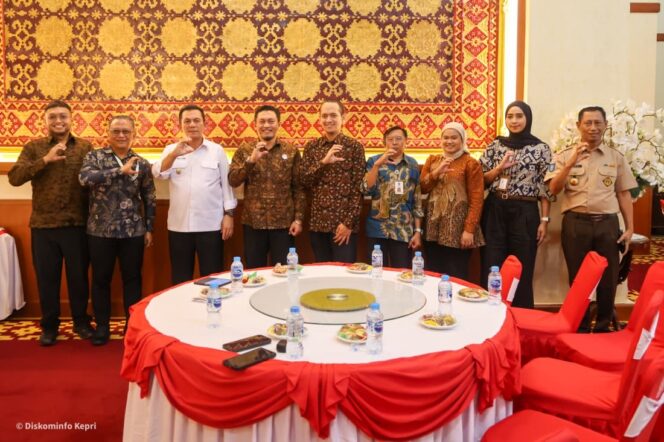 
					Gubernur Kepri Ansar Ahmad (tiga dari kiri) bersama General Manager Sumatera Bagian Tengah PLN Icon Plus, Pepen Efendi (dua dari kiri) berfoto bersama usai silaturahmi di Gedung Daerah, Tanjungpinang, Kamis (27/8/2026). 