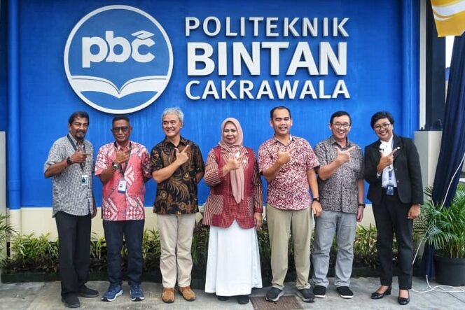 
					Ketua TP PKK Kepri, Dewi Kumalasari Ansar menghadiri Open House sekaligus membuka kegiatan Craft Festival diselenggarakan Politeknik Bintan Cakrawala, Kamis (27/8/2026).