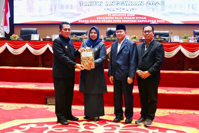 
					Gubernur Kepri Ansar Ahmad menyerahkan dokumen Rancangan Perubahan KUA-PPAS 2026 kepada unsur pimpinan DPRD Kepri dalam rapat paripurna digelar, Senin (31/8/2026). 