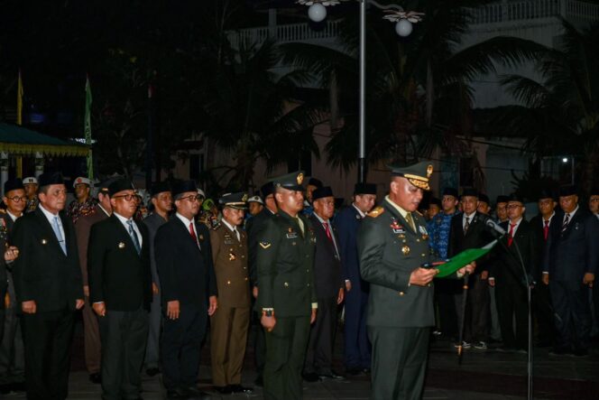 
					Apel kehormatan dan Renungan Suci jelang HUT ke-81 Republik Indonesia di Taman Makan Pahlawan (TMP) Pusara Sakti, Tanjungpinang, Minggu (16/8/2026) malam