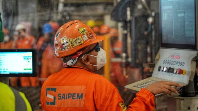 
					Seorang pekerja di proyek pemotongan baja di PT Saipem Indonesia Karimun Yard. Kepala Perwakilan BI Provinsi Kepri, Rony Widijarto menyampaikan sektor industri masih menjadi penopang utama pertumbuhan ekonomi di Kepulauan Riau. (Dokumen DISKOMINFO KEPRI/Ziqri)