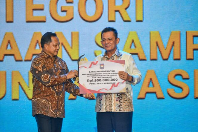 
					ubernur Kepri Ansar Ahmad menerima plakat penghargaan Terbaik II Pengelolaan Sampah dan Lingkungan Asri Regional Sumatera dari Mendagri Muhammad Tito Karnavian di Hotel Radisson Batam, Rabu (12/8/2026).