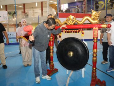 Sejumlah atlet menyalami Wali Kota Batam, Amsakar Achmad, saat pembukaan Wali Kota Batam Open Karate Championship II Tahun 2026 di Nagoya Citywalk, Lubukbaja, Sabtu (1/8/2026). 