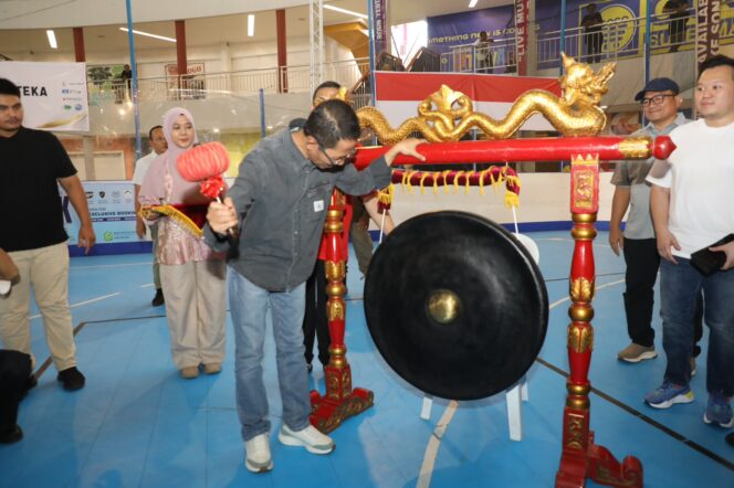 
					Sejumlah atlet menyalami Wali Kota Batam, Amsakar Achmad, saat pembukaan Wali Kota Batam Open Karate Championship II Tahun 2026 di Nagoya Citywalk, Lubukbaja, Sabtu (1/8/2026). 