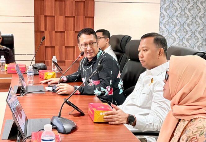 
					Kepala Dinas Perikanan Batam, Yudi Admajianto, membuka Sosialisasi Distribusi BBM Bersubsidi melalui Subpenyalur dan Penerbitan Surat Rekomendasi bagi Konsumen Pengguna JBT di Kantor Wali Kota Batam, Kamis (20/8/2026). 