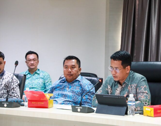 
					Kepala Disnaker Batam, Yudi Suprapto, memimpin pertemuan bersama APINDO dan perwakilan 15 perusahaan besar di Kota Batam, Kamis (20/8/2026). 