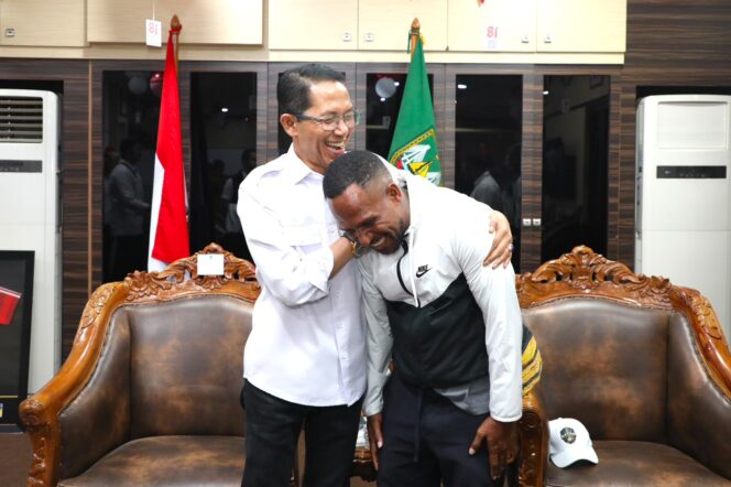 
					Wali Kota Batam, Amsakar Achmad, berbincang dengan mantan pemain timnas Indonesia, Oktovianus Maniani saat pertemuan di Kantor Wali Kota Batam, Senin (24/8/2026). 