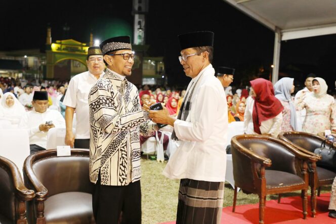 
					Wali Kota Batam, Amsakar Achmad, berbincang dengan Ustaz Wijayanto saat peringatan Maulid Nabi Muhammad SAW tingkat Kota Batam di Lapangan Bola Usman Harun, Tanjung Piayu, Sungai Beduk, Senin (24/8/2026) malam. 