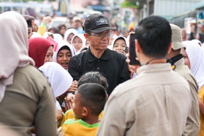 
					Sejumlah warga menyalami Wali Kota Batam, Amsakar Achmad, saat menghadiri Sekupang Sehat dan Pesta Anak Pantai di Halaman Masjid Jami’ Nurul Huda, Tanjung Riau, Sekupang, Sabtu (29/8/2026). 