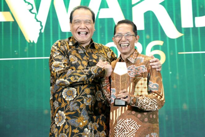 
					Wali Kota Batam, Amsakar Achmad, bersama Chairman dan Pendiri CT Corp, perusahaan induk yang menaungi detik.com melalui Trans Corp, Chairul Tanjung, saat menerima penghargaan Detik Sumatera Awards 2026 di Jakarta, Jumat (28/8/2026). 