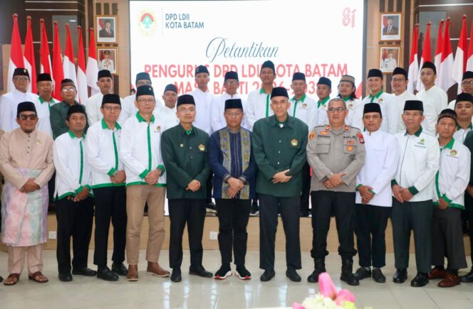 
					Sekda Batam, Firmansyah, memberikan selamat untuk ketua dan pengurus LDII Batam usai pelantikan di Kantor Wali Kota Batam, Minggu (30/8/2026). 