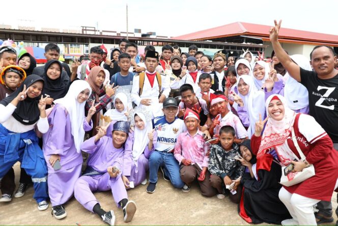 
					Wali Kota Batam, Amsakar Achmad, bersama peserta Nostalgia di Nongsa di Kompleks Ruko Summerland, Kelurahan Batu Besar, Kecamatan Nongsa, Minggu (30/8/2026). 
