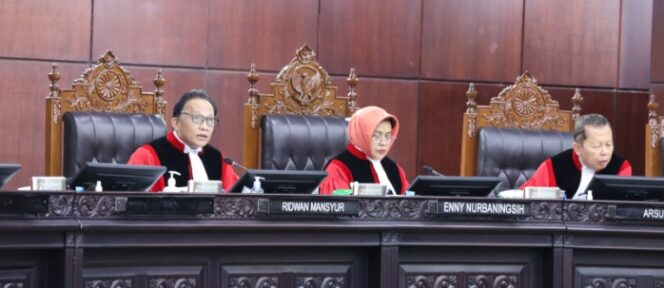 
					Hakim Konsitusi Enny Nurbaningsih saat memimpin sidang panel Pemeriksaan Pendahuluan (I) Perkara Nomor 301/PUU-XXIV/2026 didampingi Hakim Konstitusi Ridwan Mansyur dan Arsul Sani. Foto Humas/Fauzan