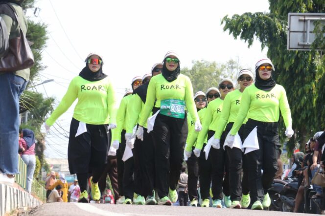 
					Ribuan Srikandi ikuti gerak jalan 8 Kilometer. Wako Lis : Wujudkan semangat dan Kekompakan Masyarakat