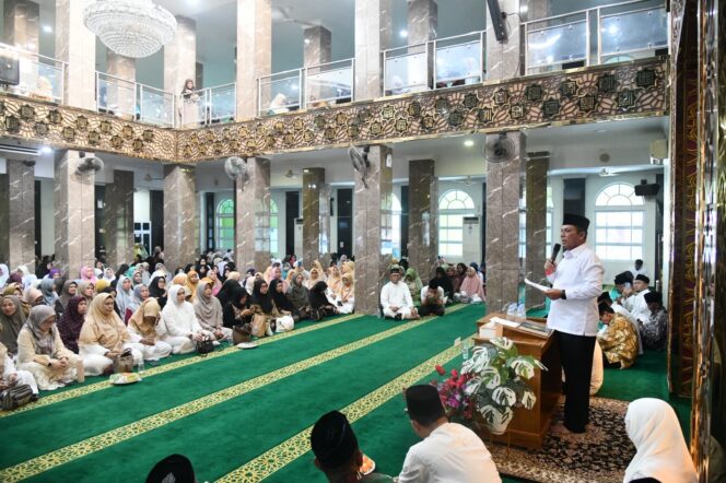 
					Gubernur Kepri Ansar Ahmad menyampaikan Tabligh Akbar Maulid Nabi Muhammad SAW 1448 H/2026 bertema “Meneladani Akhlak Muhammad SAW” yang digelar di Masjid An-Nur Villa Pesona Asri, Kelurahan Belian, Kecamatan Batam Kota, Batam, Senin (24/8/2026). 