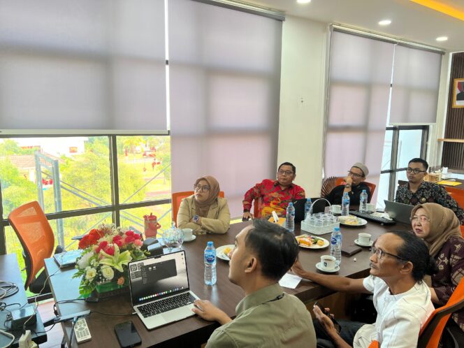 
					Proses seleksi logo HUT Ke-24 Provinsi Kepulauan Riau di Ruang Kerja Kepala Dinas Komunikasi dan Informatika Provinsi Kepri 
