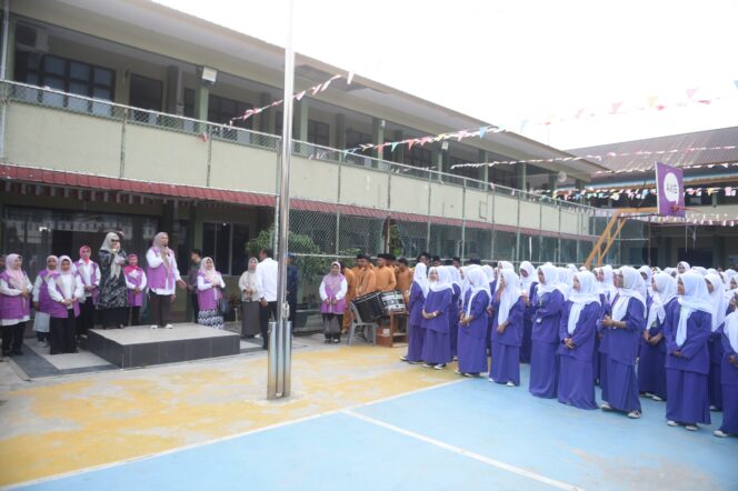 
					Ketua YKI Provinsi Kepri Dewi Kumalasari memberikan motivasi ke murid SMA Negeri 3 Batam 